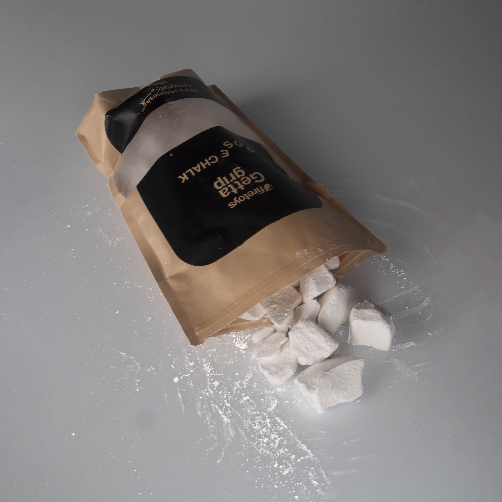 Firetoys Getta Grip Loose chalk 200g spilling chalk dark grey background